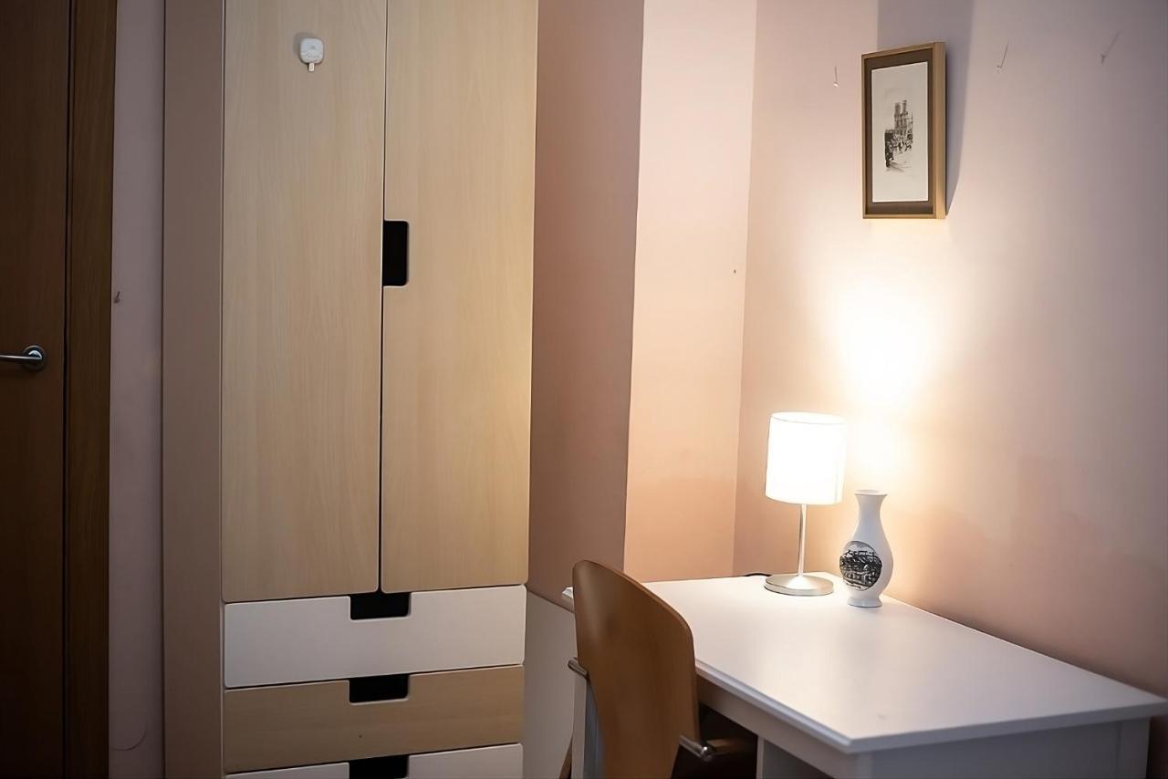 Traditional Rooms In Eixample Barcelona Exterior photo